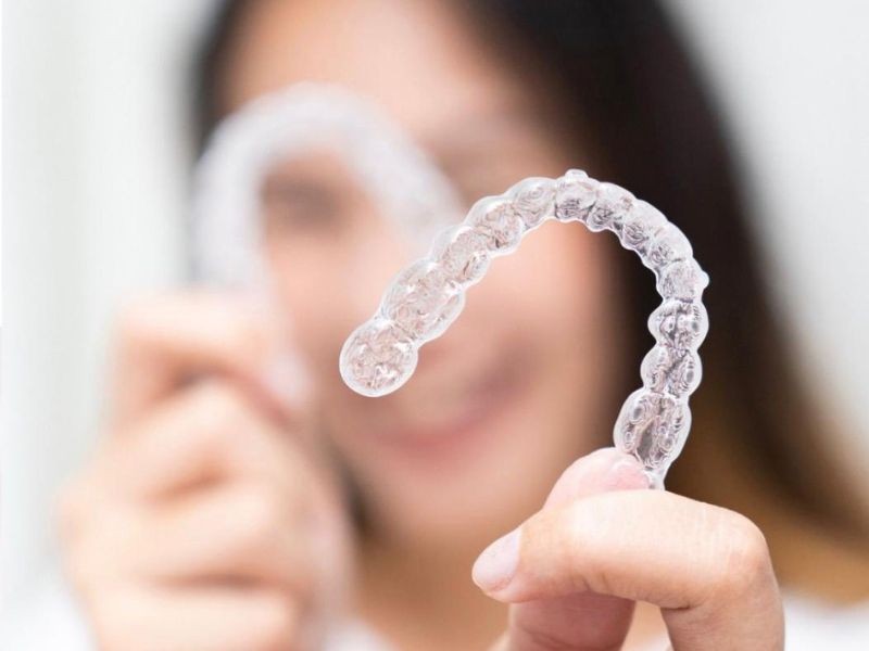 Quais cuidados são necessários ao usar alinhadores estéticos no dia a dia